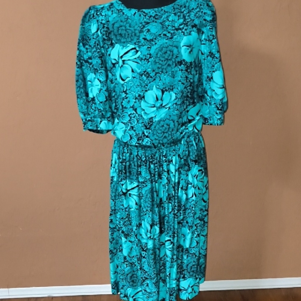 Green Midi Dress with Puff Sleeves and Crew Neck